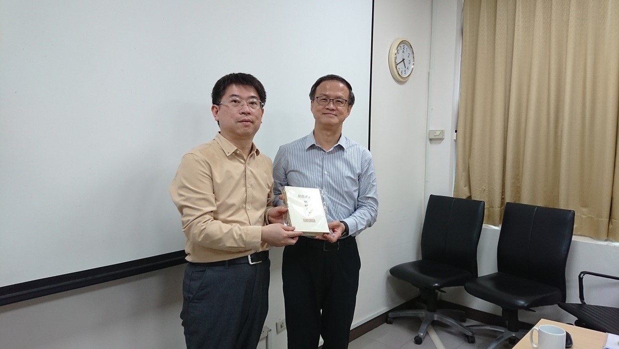 本校朱瑾副校長(右)與上海大學港澳台辦崔巍主任(左)於會後互相致贈禮品。